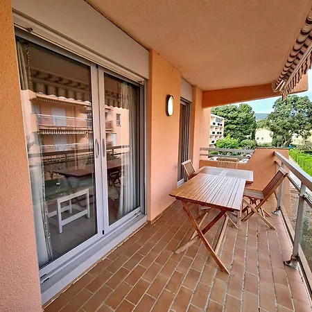 T2 Avec Grande Loggia, Parking, Proche Et Commerces à La Favière - Fr-1-610-68